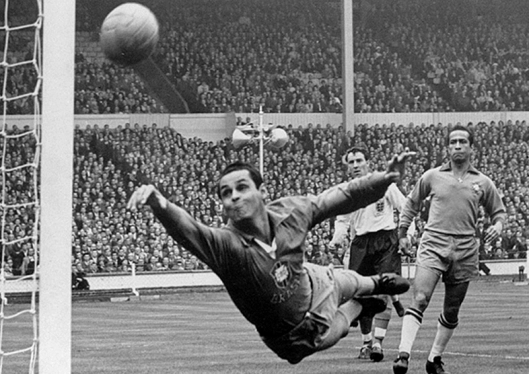 Difícil defesa do goleiro Gylmar, atuando contra a Inglaterra, no Estádio de Wembley, em 1963. Aparece também o volante Zequinha, e um atacante inglês. Foto enviada por José Eustáquio