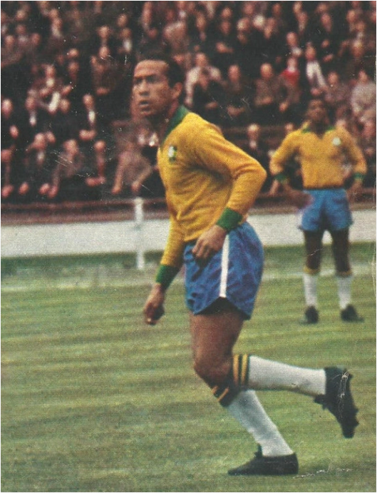 Zequinha com a camisa da Seleção Brasileira, em campos europeus no ano de 1963. Foto enviada por José Eustáquio