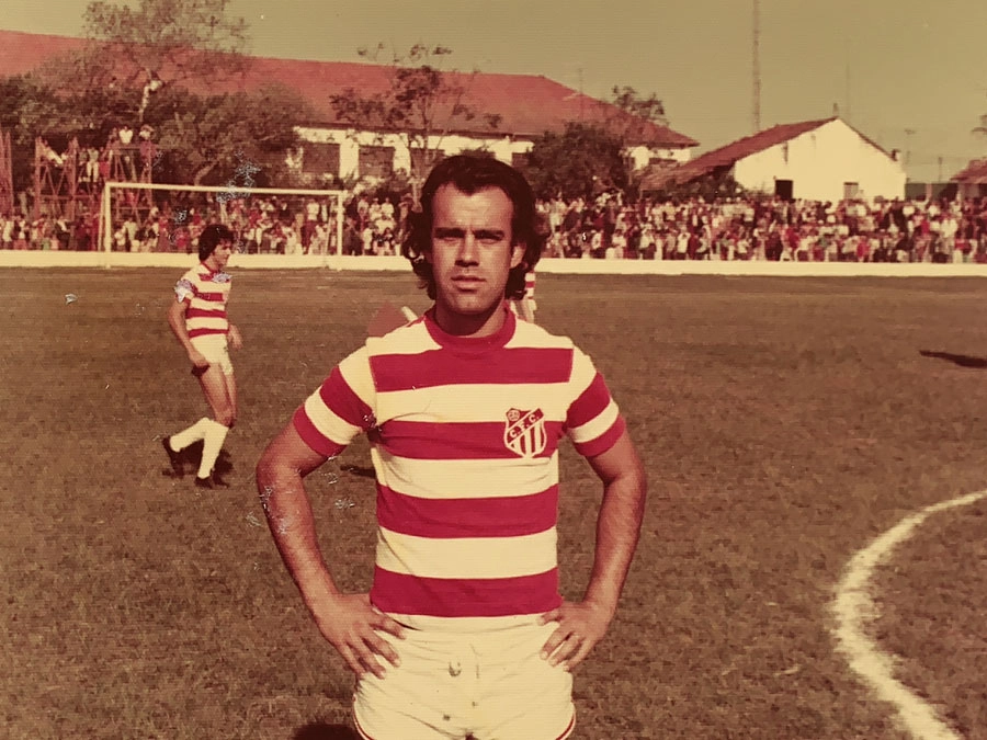 Pelo Capivariano nos anos 70. Ao fundo, à esquerda, o saudoso Vadão, que depois tornou-se treinador.  Foto: arquivo pessoal de Ivan