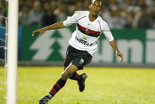 Liéson foi destaque do Flamengo na disputa do Campeonato Brasileiro de 2002, muitos gols e boas atuações. Foto: Revista Placar