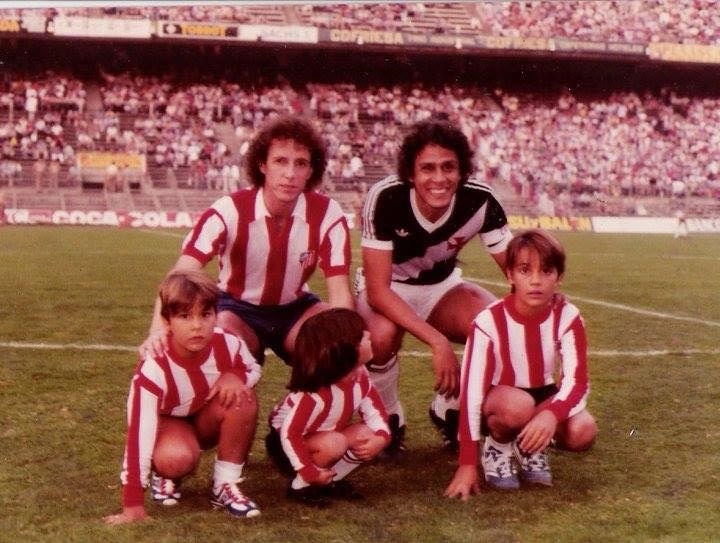 No começo dos anos 80, Dirceu (Atlético de Madri) e Roberto Dinamite (Vasco)