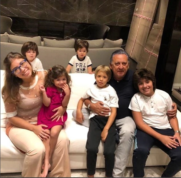 Galvão com seus seis netos em 12 de março de 2018. À frente, Victoria, Milla, Cadu e Nicão. Atrás, Octávio e André. Foto: Instagram de Galvão Bueno