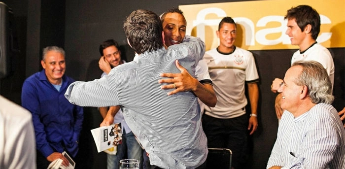 No centro da imagem, Liédson abraça Andrés. Ao fundo, à esquerda, aparecem Tite e Duílio Monteiro Alves (filho de Adilson Monteiro Alves). À direita, Ralf e Willian. Foto: UOL
