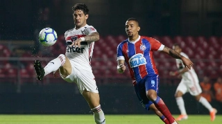 Pato é perseguido pelo volante Gregore, do Bahia, durante o jogo desta noite no Morumbi 
