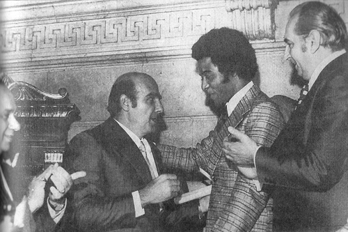 Mário recebe o título de Cidadão Guanabara das mãos do zagueiro Alcir Portela em 1976

