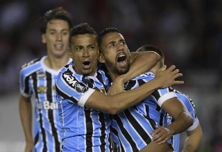 Tricolor supera River Plate (1 a 0), na Argentina, com o tradicional espírito copeiro e está a um empate de mais uma decisão da Libertadores da América