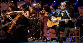 Edinho Santa Cruz celebra 56 anos de carreira em Porto Alegre, ao lado da Orquestra de Câmara da Ulbra