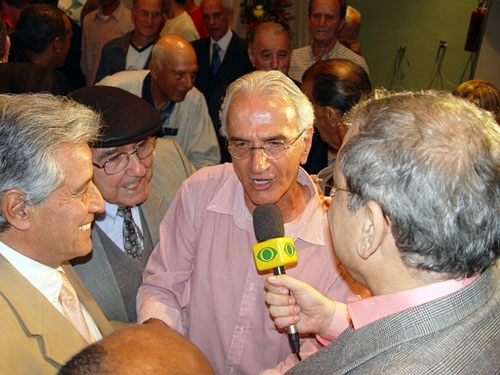 Milton Neves entrevista Pio. Eles são observados por Héctor Silva (sorrindo) e por Mário Travaglini (de boina