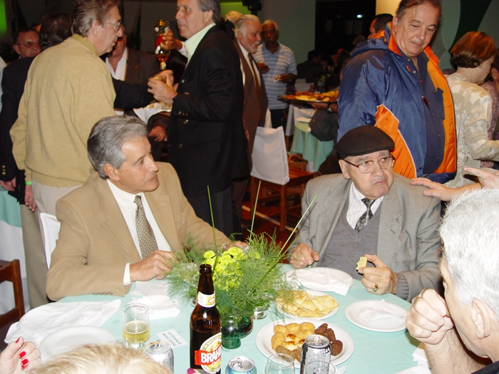 Hector Silva e Mario Travaglini, antes do jantar saboreando bolinhos de bacalhau