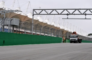Pequenos detalhes sendo finalizados na Reta dos Boxes. Foto: Marcos Micheletti/Portal Terceiro Tempo