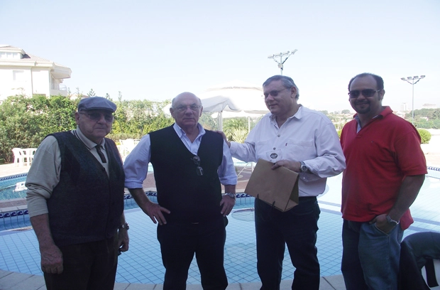 No aniversário de 59 anos de Milton Neves, estão reunidos: Mário Travaglini, Dino Sani, Milton Neves e Paulo Moraes. Foto: Francisco de Assis