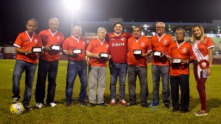 Os ex-atletas foram ovacionados pelos mais de três mil colorados presentes no Estádio Vidal Ramos Júnior