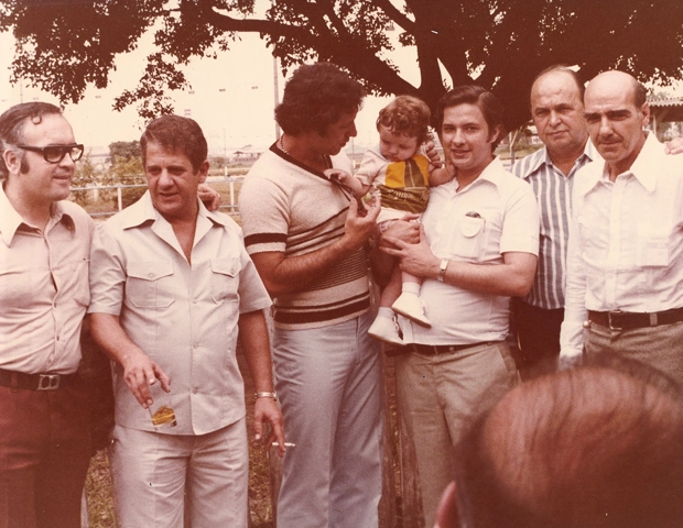 Festa de Natal de 1977. Osvaldo Dos Santos, Carlos Aymard, Cláudio Coutinho, Zé Paulo de Andrade (com criança no colo) e por último Mário Travaglini