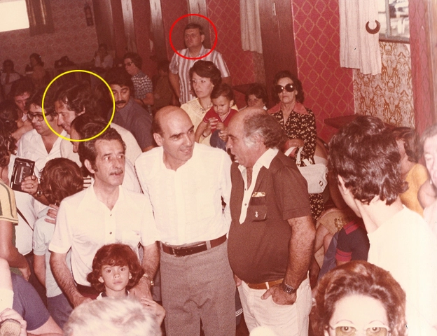 Festa de Natal de 1977. Mário Travaglini olhando para esquerda em direção a Zé Italiano, atrás Claúdio Coutinho (com círculo amarelo) e ao fundo olhando seriamente Edemar Annuseck (com círculo vermelho)