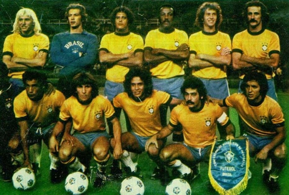 Seleção brasileira no dia 28 de maio de 1976, na vitória de 2 a 0 sobre os Estados Unidos, dois gols de Gil, pelo Torneio Bicentenário, em Seattle. Em pé: Marinho Chagas, Leão,Miguel, Beto Fuscão, Falcão e Orlando. Agachados: Gil, Zico, Roberto Dinamite, Rivellino e Lula.