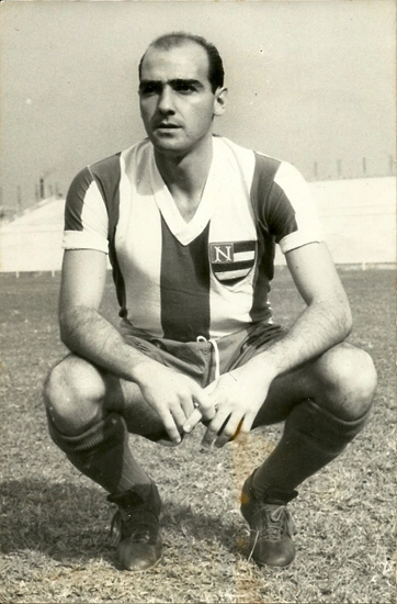 Mário vestindo a camisa do Nacional. 