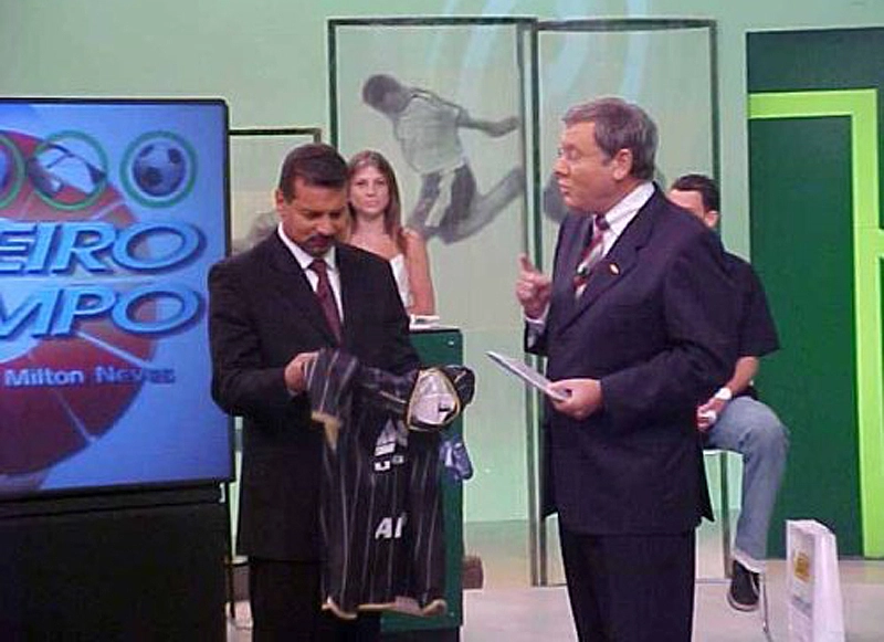 Celso Roth ao lado de Milton Neves durante o Terceiro Tempo da Record, em 2003. Atrás, Daniela Freitas e Magrão