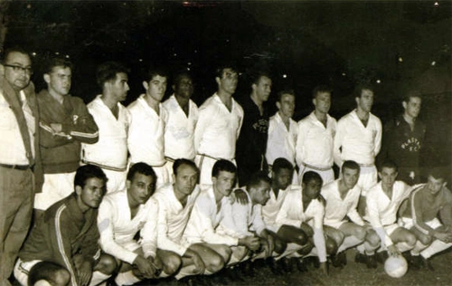 Este é o Plastar Futebol Clube em 1963 no gramado do Maracanã. Em pé estão Valter, Ingá, Naldo, Mané, Véio, Bertinho Cavalo, Armando, três personagens não identificados e Guerra; agachados vemos Socó, personagem não identificado, José Maria Marin, Marinho, Jairzinho, Tcheco, Bidu, Edmilson, Valdir e Jair