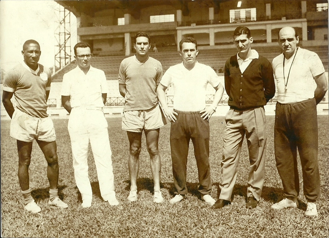 Da esquerda para a direita: Djalma Santos, Dr. Rosseti, Valdemar Carabina, Júlio Mazzei, Julinho Botelho e Mário Travaglini. Foto: Arquivo de Mário Travaglini