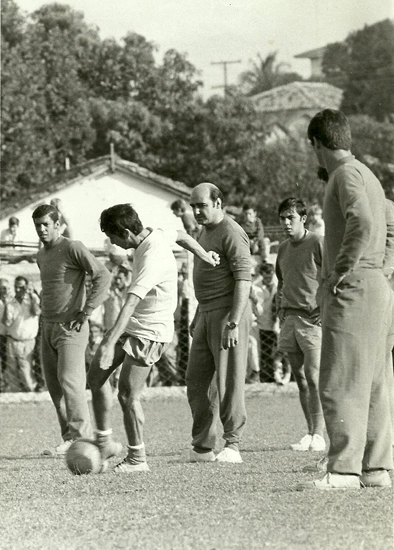 O primeiro da esquerda para a direita é Suingue. O terceiro é Mário Travaglini, observando um jogador tocando na bola, depois estão China e Neuri. Foto: Arquivo de Mário Travaglini