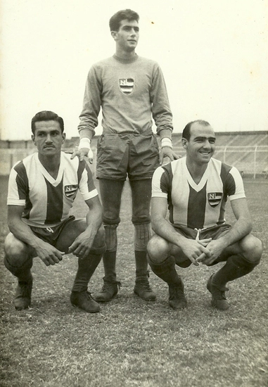 O inesquecível Félix está em pé entre Nino e Mário Travaglini: era o trio final do Nacional AC, da capital paulista, em 1957