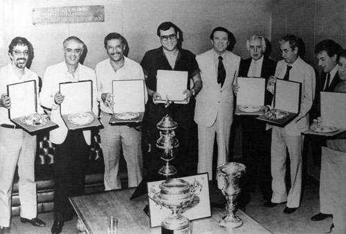 Federação Paulista de Futebol premia a imprensa no ano de 1984. Da esquerda para à direita: Sérgio Carvalho, Darcy Reis, José Maria de Aquino, Milton Neves, o então presidente da entidade José Maria Marin, Pedro Luiz Paoliello, Olímpio da Silva e Sá , Salomão Schvartzman e Osmar Santos.