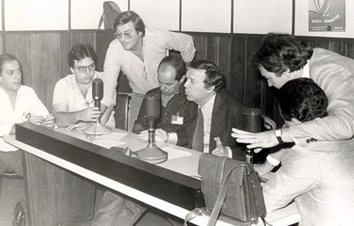 Em foto da equipe da Rádio Bandeirantes, vemos da esquerda para a direita Fernando Solera, Roberto Monteiro, Flávio Adauto, Edgard Mello Filho, José Maria Marin e João Zanforlim