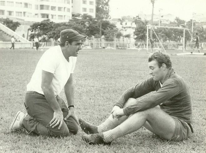 Mário Travaglini e o centroavante Mazzola conversam durante treino do Palmeiras, no Parque Antártica. Foto: arquivo de Mário Travaglini
