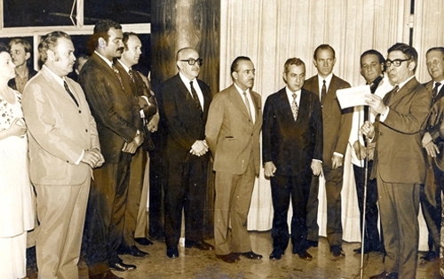 Olten Ayres de Abreu (o segundo da esquerda para a direita) acompanha discurso de Murilo Antunes Alves, em 1960. Laudo Natel (o quinto da esquerda para a direita), o fotógrafo Elias (o primeiro) e José Maria Marin (o terceiro) também marcaram presença
