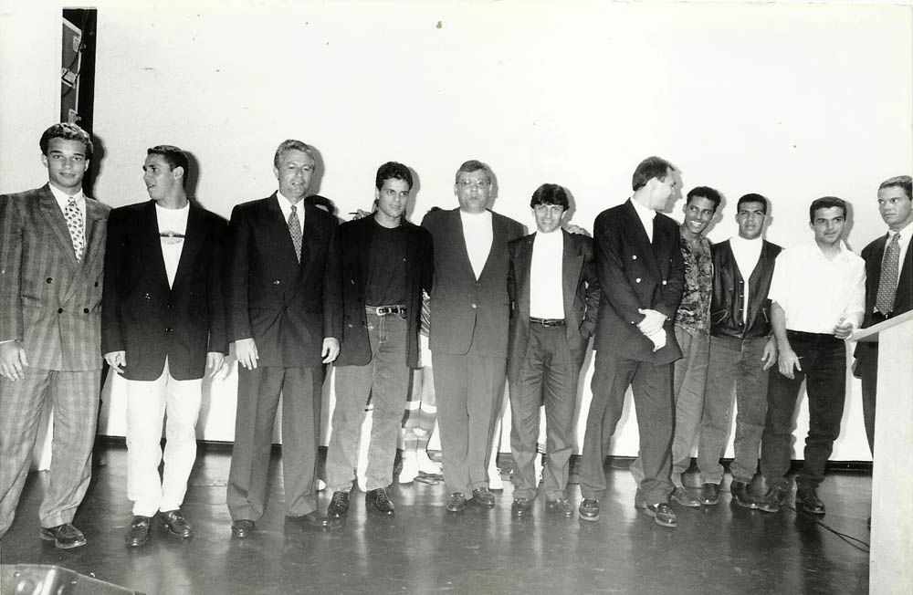 Em 1995, no Valle Sports Bar, na Vila Olímpia, em São Paulo (SP), de propriedade do saudoso Luciano do Valle, jogadores recebem o troféu 