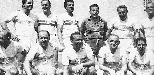 Pausa no trabalho. Orlando Duarte é o segundo, da esquerda para a direita, agachado. Em pé, José Maria Marin é o segundo; Squarza, ex-cônsul do Uruguai no Brasil, é o último, à frente do holofote.