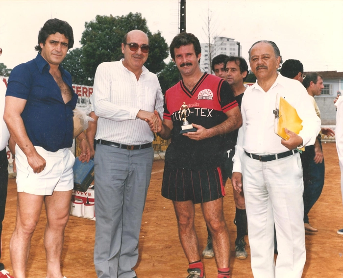 No início dos anos 80, Mário Travaglini, o segundo da esquerda para a direita, foi prestigiar amigos em torneio varzeano de futebol. Foto: Sarkis