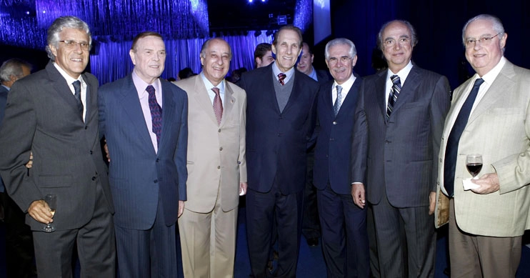 Da esquerda para a direita: Júlio Mariz, o ex-presidente da Federação Paulista de Futebol, José Maria Marin, o atual presidente Marco Polo Del Nero, o ex-governador de São Paulo, Orestes Quércia, Vaz de Lima e J.Háwilla. Fotos: Sergio Barzaghi e Edílson Dantas