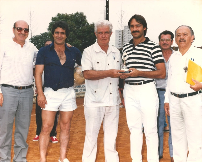 Mário Travaglini, o primeiro da esquerda para a direita, em tarde de premiação para jogadores amigos em torneio de várzea, em São Paulo. Foto: Sarkis