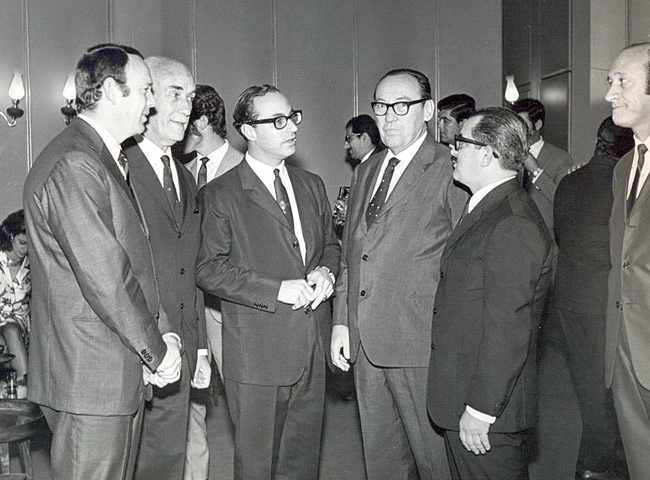 Da esquerda para a direita: José Maria Marin é o primeiro, o segundo é  Carlos Joel Nelli, Paulo Maluf é o terceiro, Emílio Colella aparece em quinto e Salomão Pavlovsky é o último. Foto: Arquivo ACEESP