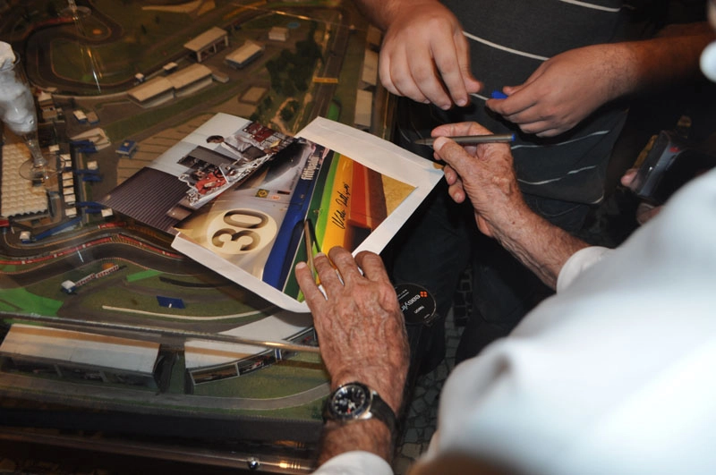 Autografando foto do Copersucar FD01 durante a 7ª edição do Velocult, em 30 de março de 2016, no Conjunto Nacional, em São Paulo. Foto: Marcos Júnior Micheletti/Portal TT