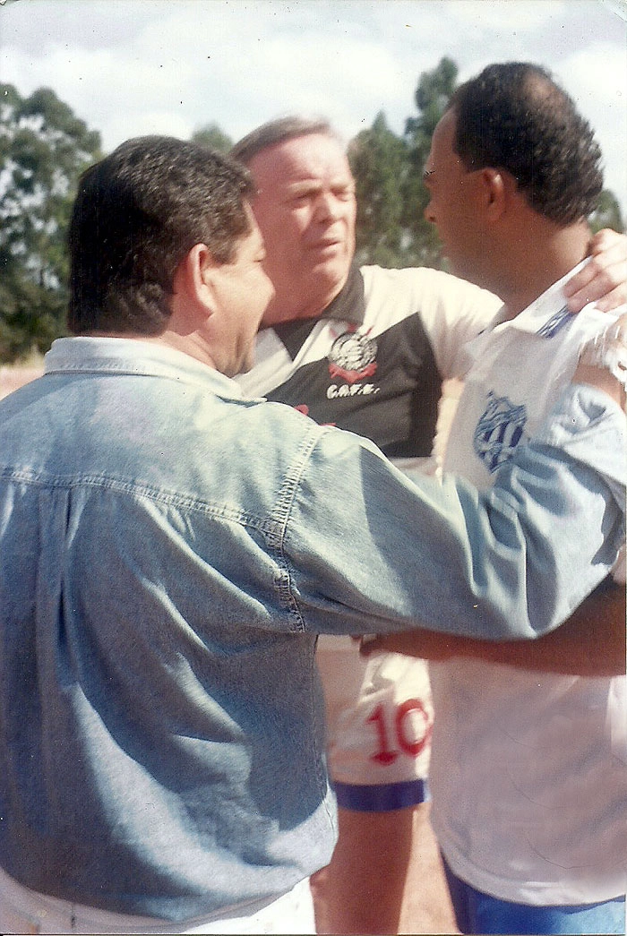 Muitos dizem que o atual presidente da CBF é são-paulino. Mas o Portal Terceiro Tempo e o historiador Renato Menezes descobriram uma raridade: José Maria Marin com a camisa do Corinthians. Em 1998, em uma confraternização Maria Marin não se fez de rogado e vestiu a camisa do Corinthians, o uniforme não especifica se é a equipe do Parque São Jorge ou alguma agremiação homonima ao alvinegro paulistano. Não podemos esquecer que o dirigente também foi político (ex-Governador, Vereador, Deputado Federal e Estadual) e poderia naquele momento estar buscando votos entre os paulistanos.