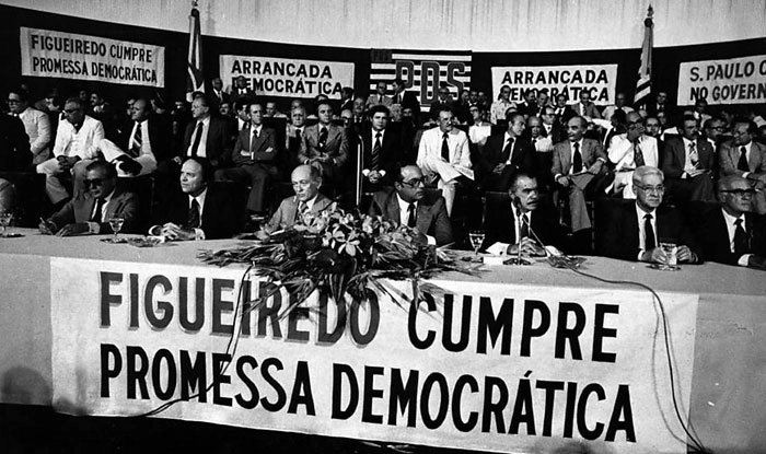 Fundação do PDS Cerimônia de fundação do PDS em São Paulo, que foi presidida pelo governador Paulo Maluf, senador José Sarney, deputado Flávio Marcílio, ex-governador Lucas Garcez, senador Murilo Badaró, vice-governador José Maria Marin, deputado Amaral Furlan, deputados federais e estaduais do PDS, secretários do Estado e prefeitos. Foto e Legenda Folha.com/parceiro UOL 