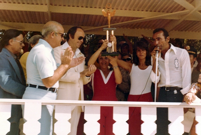 Da esquerda para a direita, José Maria Marin é o terceiro e Gêgê com o troféu nas mãos. Foto: Arquivo pessoal