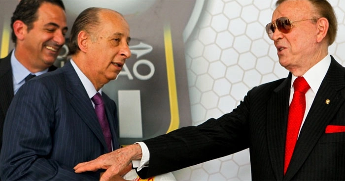 José Maria Marín e Marco Polo del Nero com a bola do Paulista 2013, que custará R$ 299,99 ao público 