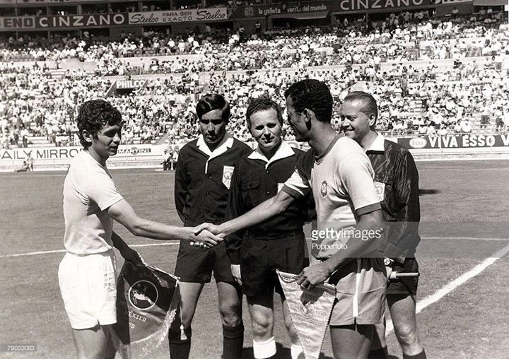 Capitães de Brasil e Romênia, Carlos Alberto Torres e Mircea Lucescu, na partida do dia 10 de junho de 1970, pela Copa do Tri, vencida pelo Brasil por 3 a 2.