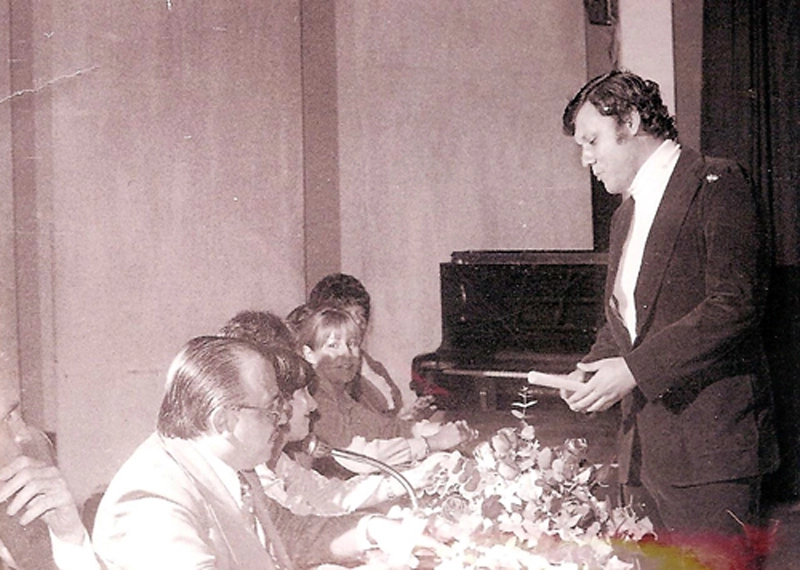 Milton Neves recebendo seu diploma de jornalista no auditório do Colégio Rio Branco das mãos de Marília Franco, então professora de cinema e teatro da Faculdade Objetivo de jornalismo, à época chamada de Supero, hoje UNIP