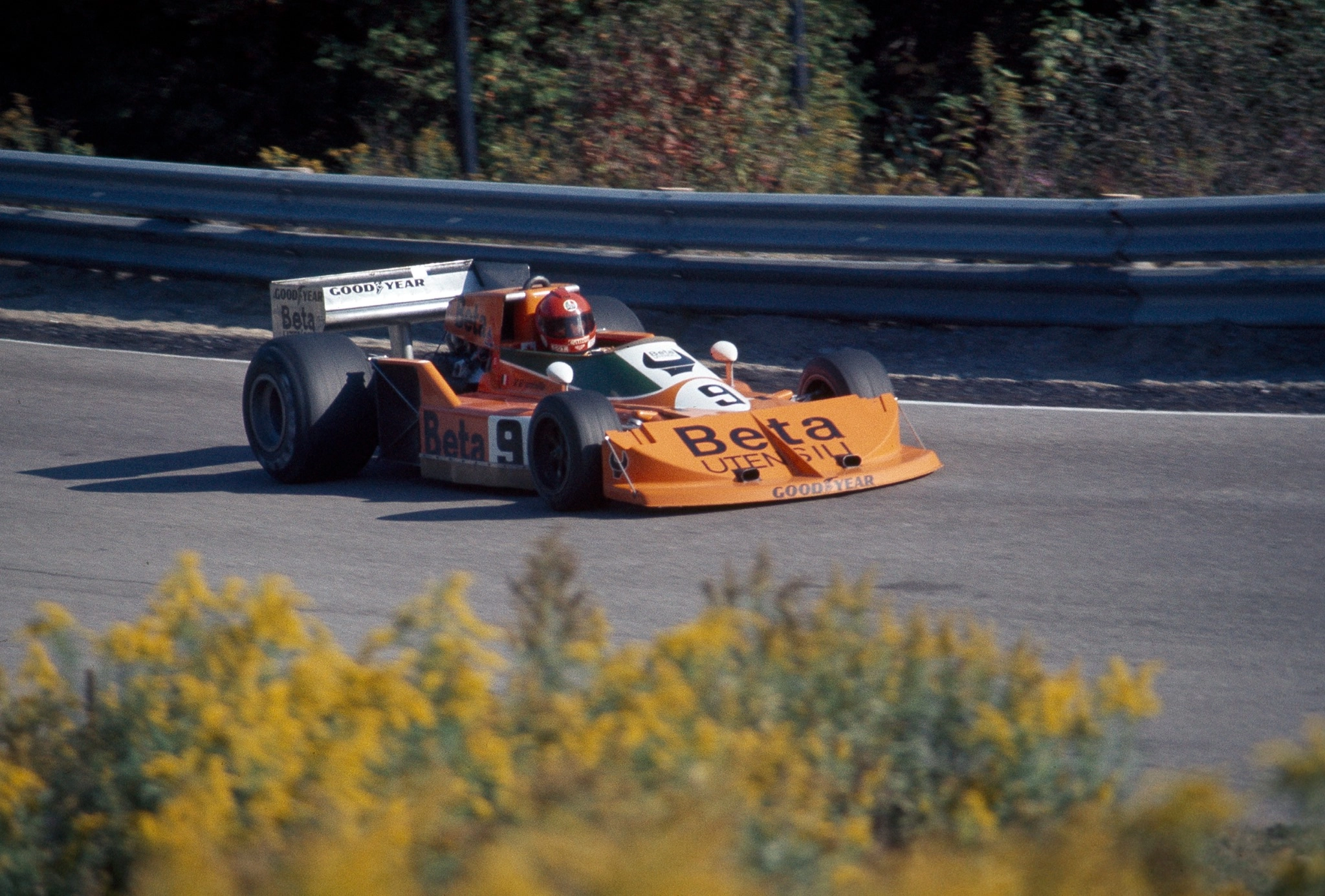 Durante a temporada de 1976, com sua linda March-Cosworth cor de laranja. Foto: Reprodução