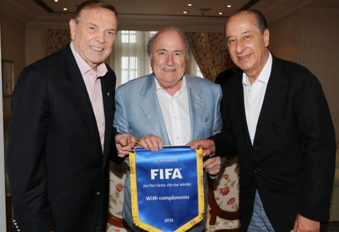 Jose Maria Marin, à esquerda, e Marco Polo Del Nero, à direita, posam ao lado do presidente da Fifa, Joseph Blatter, que veio visitar o Brasil. Foto: UOL