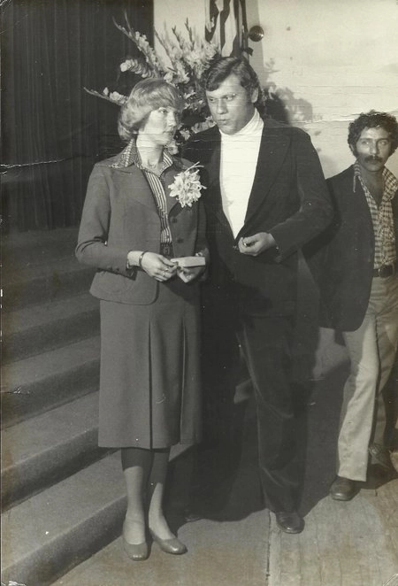 Em 1978, Sandra Guerra ao lado de Milton Neves durante a cerimônia de formatura dos jornalistas do Objetivo pela SUPERO (hoje UNIP) no anfiteatro do Colégio Rio Branco, na capital paulista. À direita, Eduardo Bahia