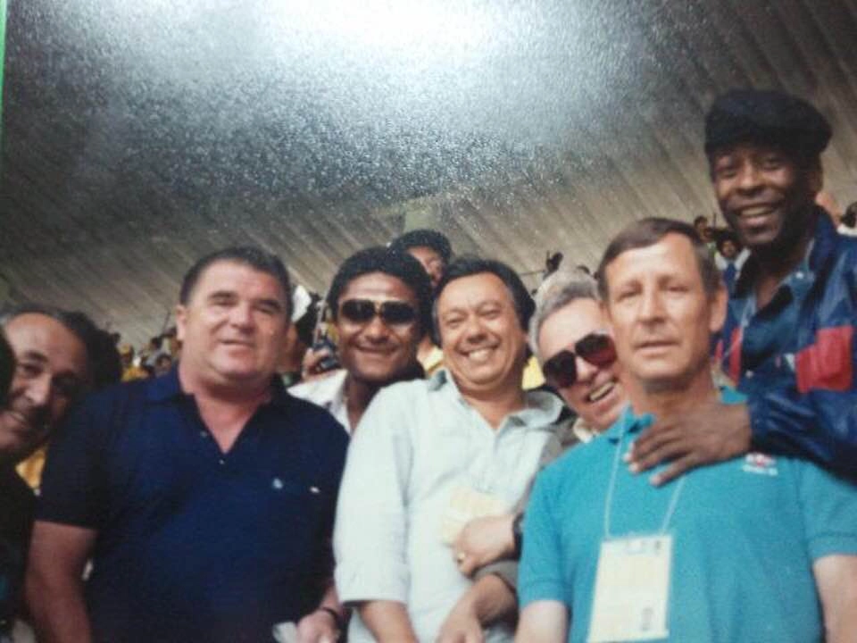 Na Copa de 1986, no México, encontro entre Puskas (1927-2006), Eusébio (1942-2014), Juarez Soares, Raymond Kopa (1931-2017) e Pelé. Foto: Reprodução