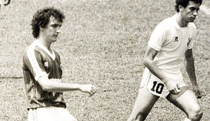 1982 - Pita, do Santos, marca o jovem volante Júnior, como era chamado à época Dorival Júnior, da Ferroviária