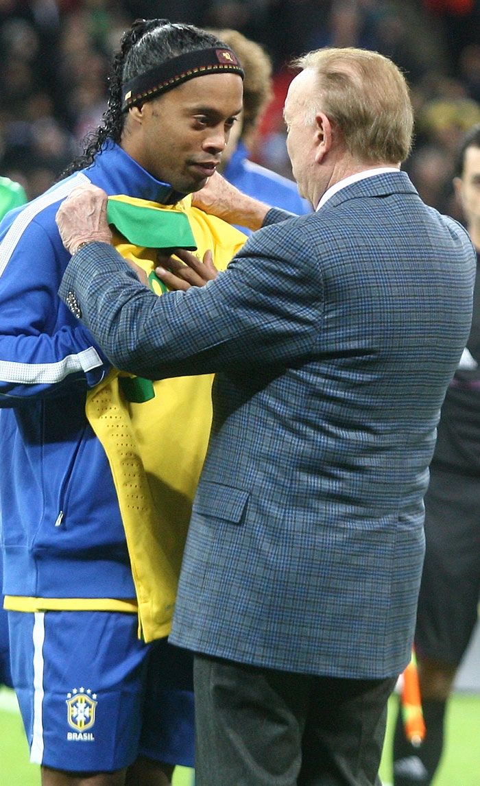 No dia 06 de fevereiro de 2013, antes do jogo contra a Inglaterra, em Londres, Ronaldinho Gaúcho recebeu uma camisa para comemorar os seus 100 jogos pela Seleção Brasileira do então presidente da CBF, José Maria Marin. Crédito: Mowa Press