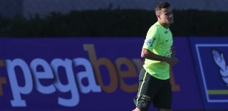 Sem Neymar, Dunga monta seleção com Douglas Costa e Philippe Coutinho