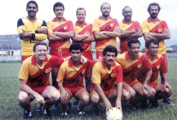 José Maria Marin em partida amistosa dos veteranos do Jabaquara, nos anos 80. Orlando Lelé aparece em pé, sendo o último da esquerda para a direita. Foto: UOL